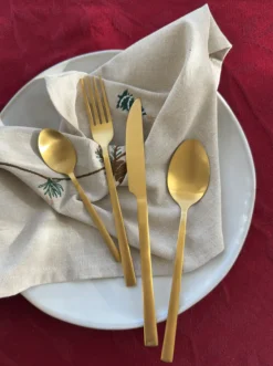 Bestiksæt 16 dele i Guld farve.