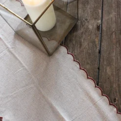 Bordløber m. Rød Broderi Kant (30x180cm)