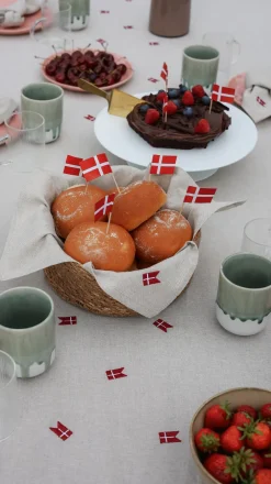 Dug m. Broderet Dansk Flag. (140x320cm) Hørfarve