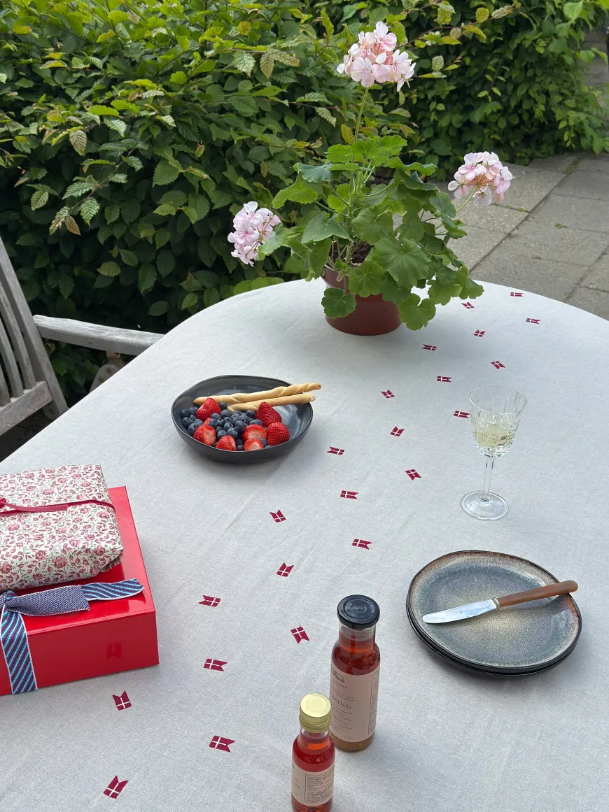 Dug m. Broderet Dansk Flag. (140x320cm) Hørfarve