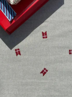 Dug m. Broderet Dansk Flag. (140x320cm) Hørfarve