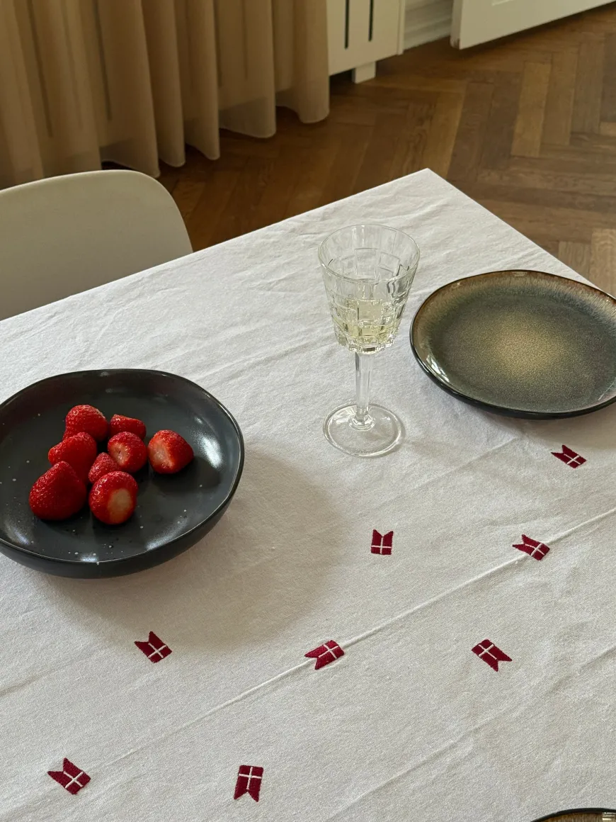 Dug m. Broderet Dansk Flag. (140x320cm) Hørfarve