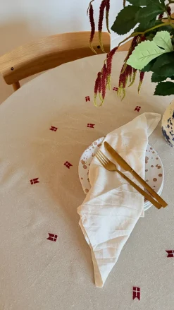 Dug m. Broderet Dansk Flag. (Ø160cm) Beige