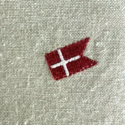 Dug m. Broderet Dansk Flag. (Ø160cm) Beige