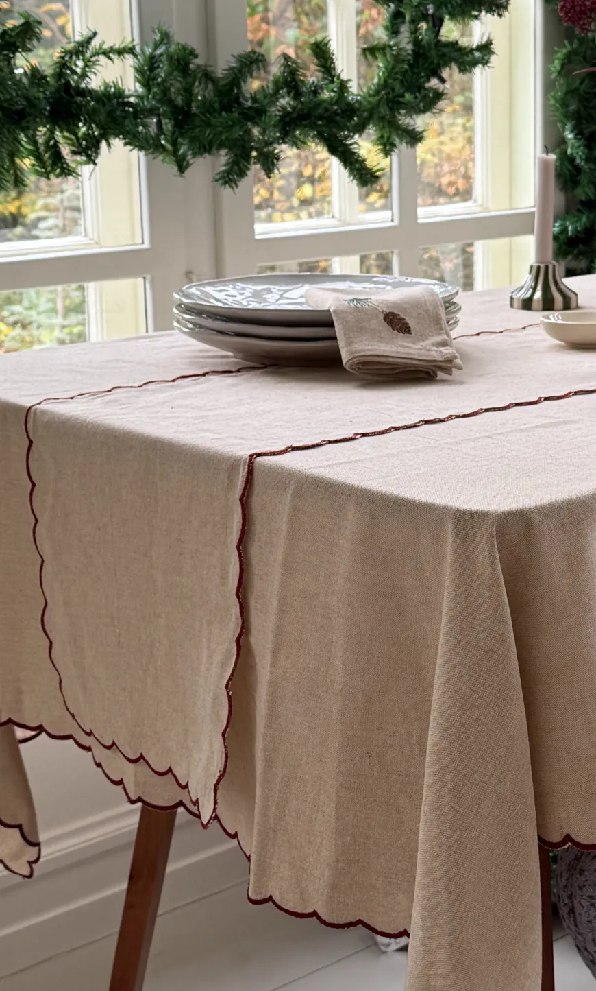 Dug m. Rød Broderi Kant. (140x180cm)