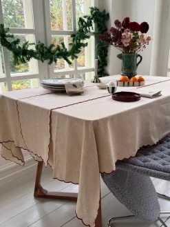 Dug m. Rød Broderi Kant. (140x180cm)