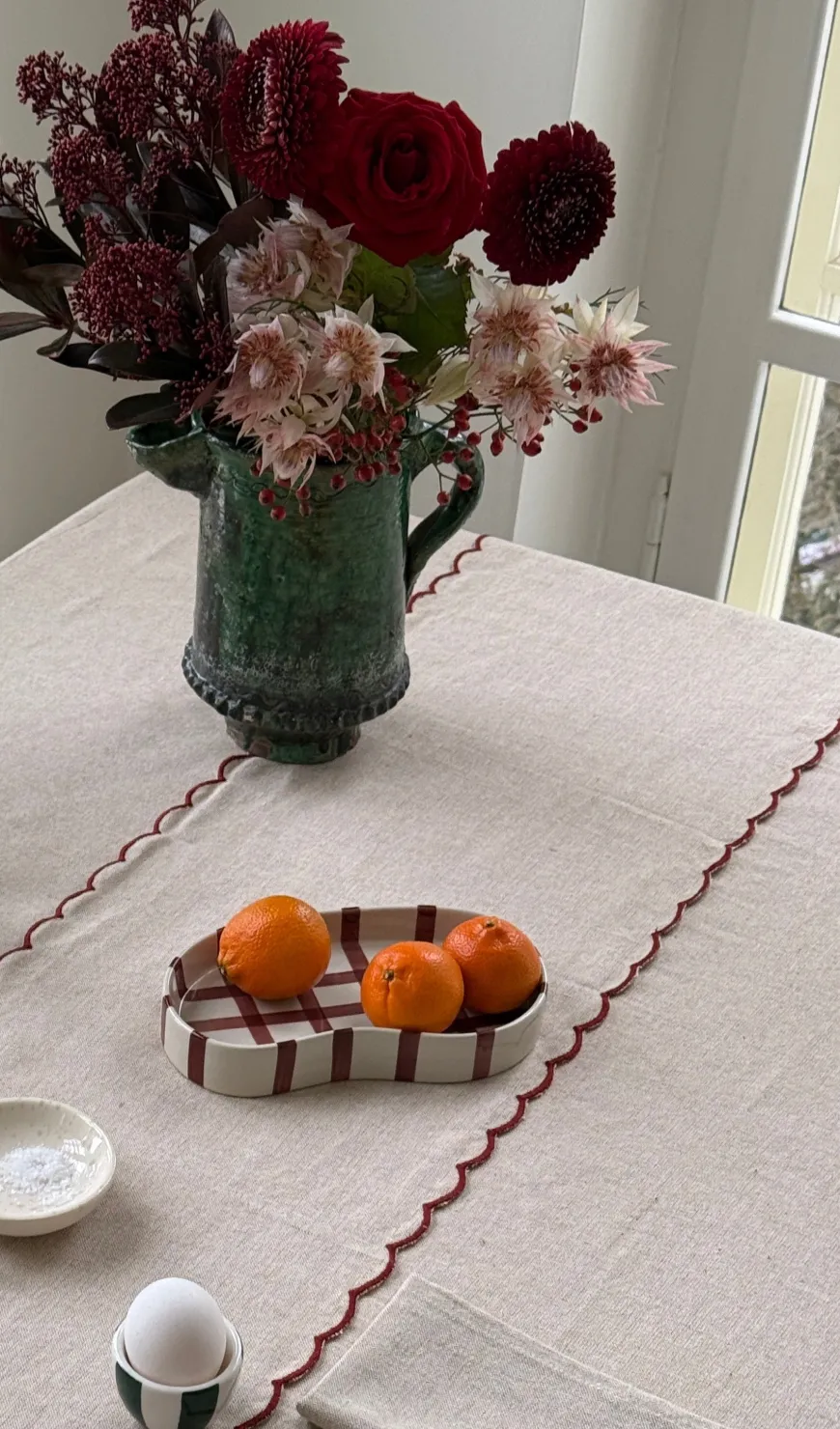 Dug m. Rød Broderi Kant. (140x180cm)