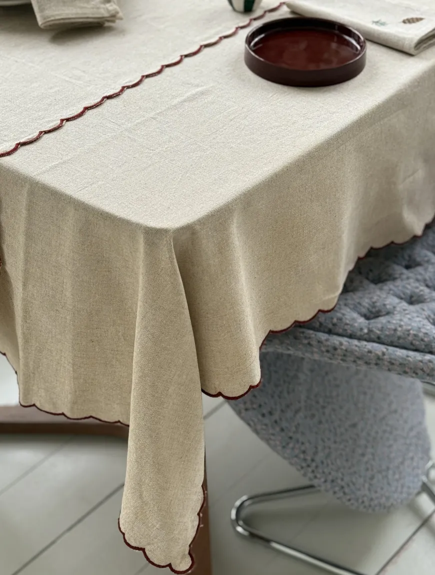 Dug m. Rød Broderi Kant (140x270cm)