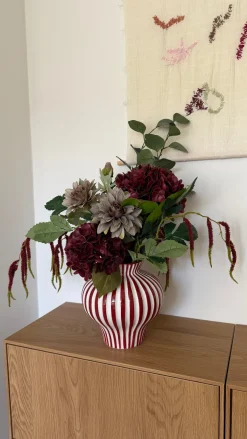 Evighedsbuket Rød Harmoni m. Hortensia og Dahlia
