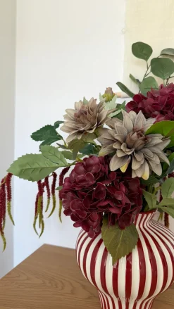 Evighedsbuket Rød Harmoni m. Hortensia og Dahlia