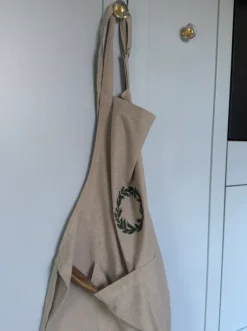 Forklæde m Krans Broderi (71x125cm)