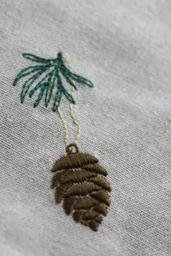 Jule Viskestykke m Grankogle Broderi (50x70cm)