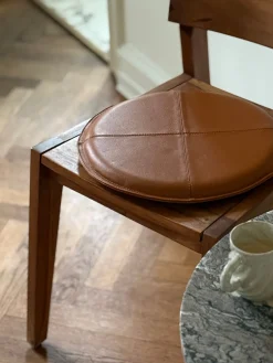 Rund Skindpude. Cognac