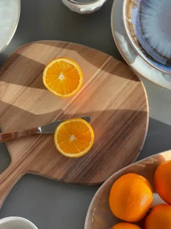 Skærebræt i Akacietræ ( Ø30X38X1,5cm).