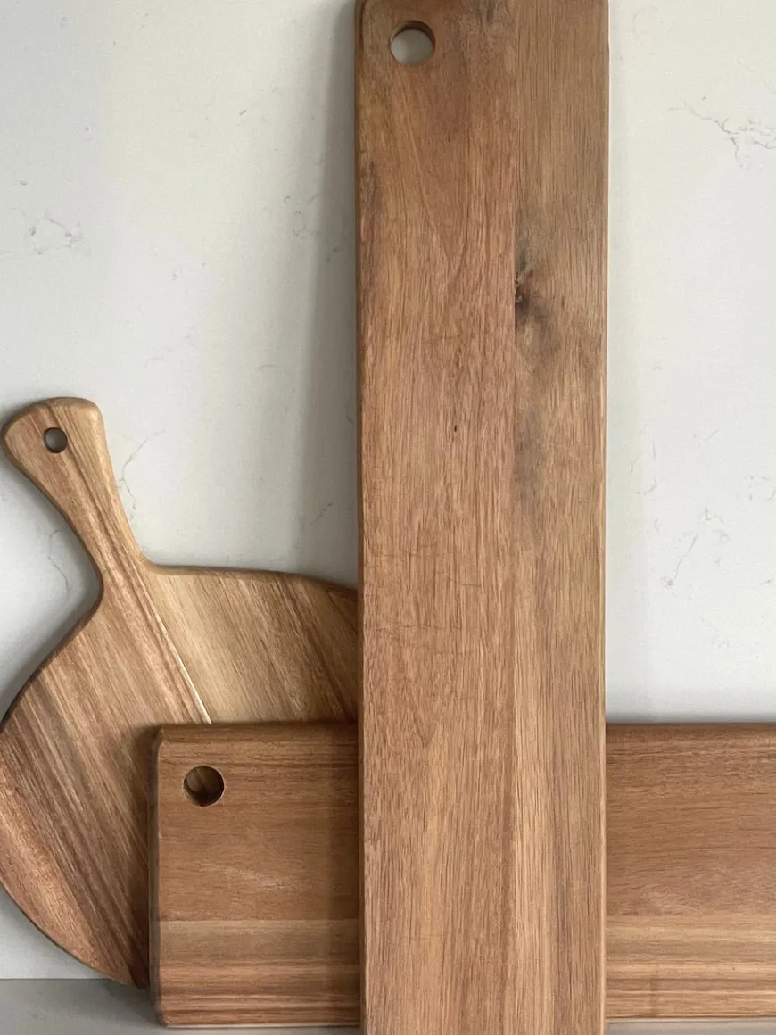 Skærebræt i Akacietræ ( Ø30X38X1,5cm).